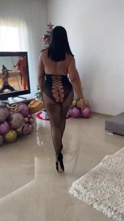 Can we enjoy a 40yo naughty mom walk ?