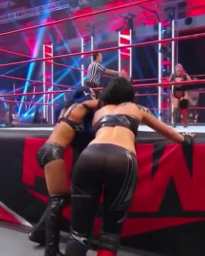 Booty in that black ring gear