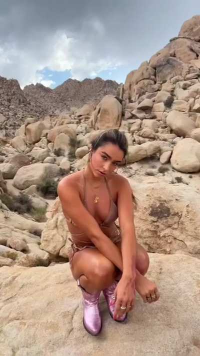 Desert bikini - Tiktok September 2022