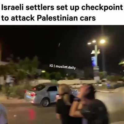 Israelis in Ramla attacking arab israeli (Palestinian) cars.