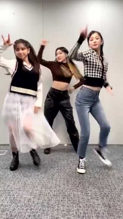 [220111] Yujin & Mashiro TikTok update: WA DA DA Challenge with FLOOR #ShowMeYourWADADA