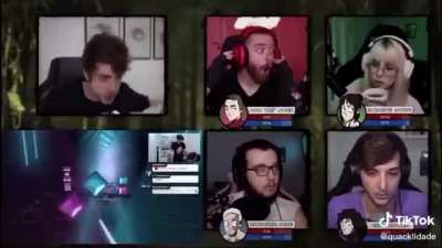 A melhor coisa do segredo já floresta são os efeitos que o cellbit faz kkkkkk