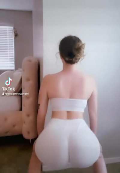 Hands on my knees shaking ass on my thot shit