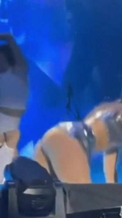 🥵 🍑