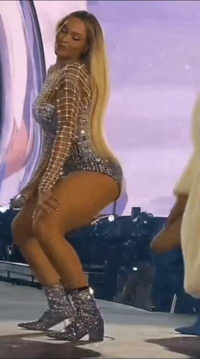 A queens twerk 👑