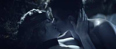 Lesbian plot from Yellowjackets - Jasmin Savoy Brown & Liv Hewson