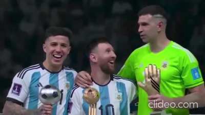 Messi posando para la foto y diciendo 