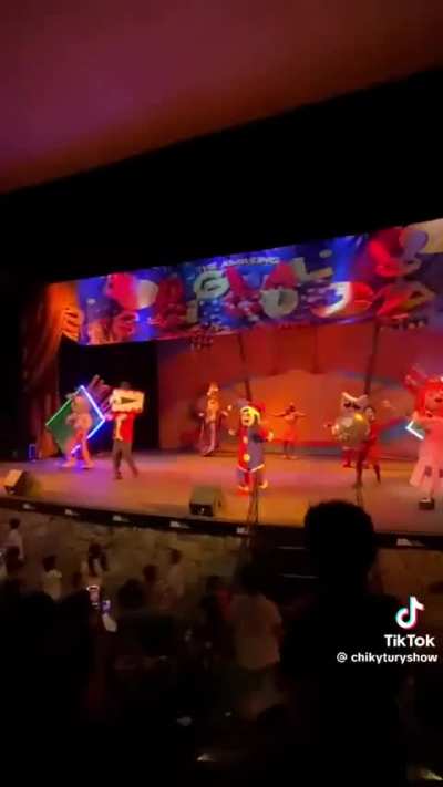 Who's concert is this? 💀