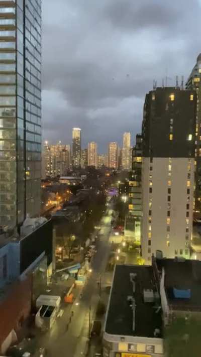 Heavy winds causing plywood to fly off a Yonge St. under<wbr>-cons<wbr>truct<wbr>ion condo building