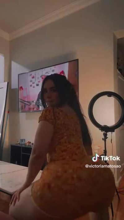 @Vict<wbr>oriaM<wbr>atosa<wbr>o bounce that big ass