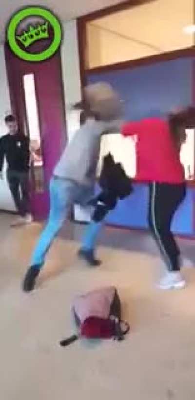 Haketti orospu çocuğu. Bir yumrukta benim için vur amk