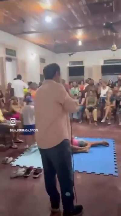 O que mais me encanta no video é a área de recreação para as crianças ali no meio da reunião