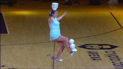 [Highlight] The Red Panda with her legendary move at Lakers halftime
