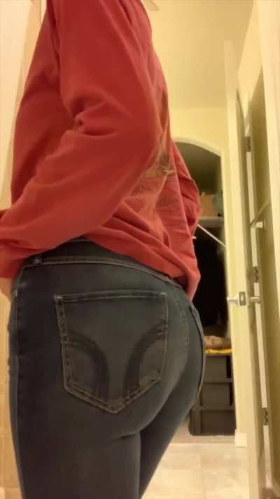 just a tiny teaser! :) let me know if you want to see my bare asshole