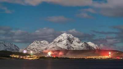 Happy New Year 2021 from #lofoten #norway [00:35] [OC] (Leknes Fireworks)