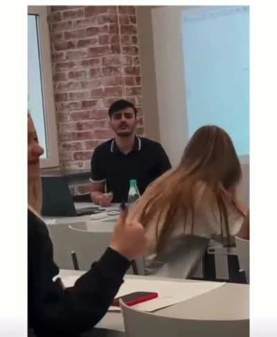 Yarrak görecem diye nası da bakıyolar