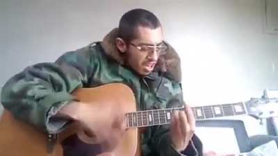 Saludos de este músico callejero enfermo a los memes y el humor