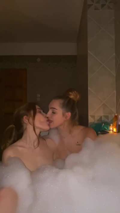 Am I the only one who gets really excited to softcore stuff like this🫠🥰