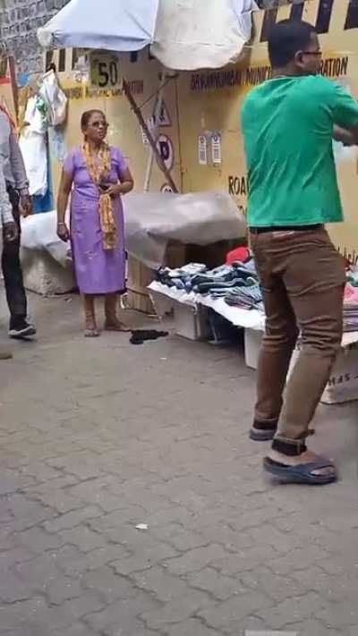 Context: Green tshirt wala sock exchange karne aaya tha aur White shirt wala exchange karke nahi de raha tha😂😂