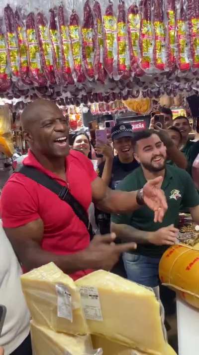Terry Crews visitou o Mercadão de SP, e cantou 