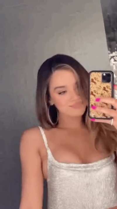 Hailee Steinfeld has me stroking like crazy