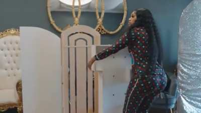 She need to keep makin work videos 😍 Camera man was gettin all the angles