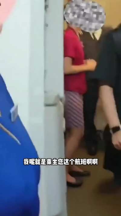 男子投诉航<wbr>班存在问题<wbr>，要求空姐<wbr>蹲下来和自<wbr>己说话！！<wbr>碰到这种乘<wbr>客，空姐也<wbr>挺无奈的吧