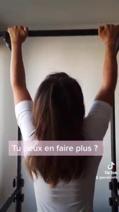 This girl is just doing pull ups with a great ass