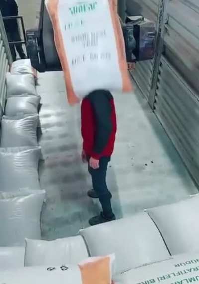 This guy makes moving 50kg sacks look easy