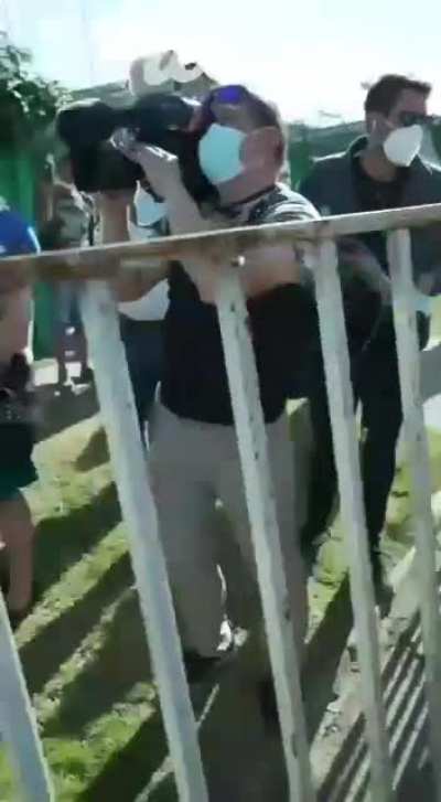 Cuando ves a un canuto con un parlante
