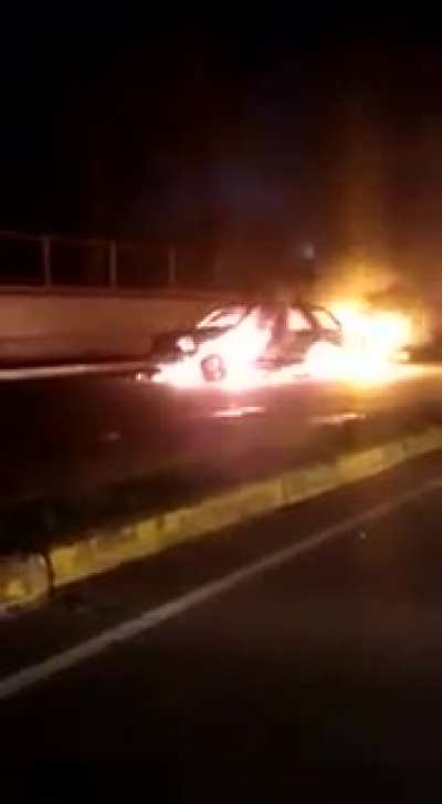 Independent reporter films burning car in Venezuela
