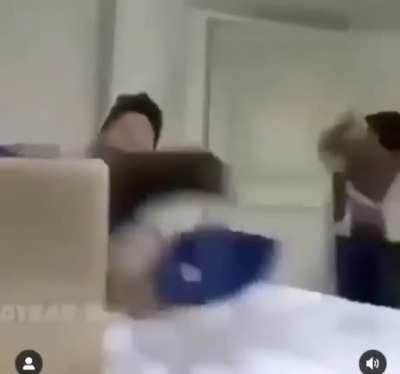 😳b