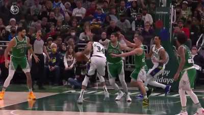 [Highlight] Giannis Drops 36 PTS & 12 REB In Clutch Fashion On Christmas Day Matchup !