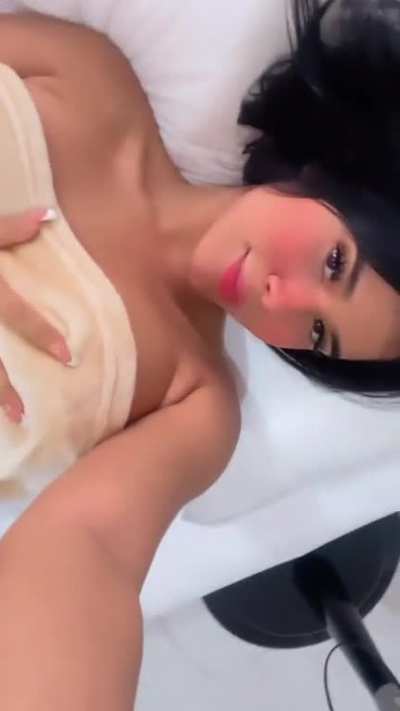 Papi no te pierdas del delicioso que acabe de grabar donde me como una rica 🍆 el video solo lo subiré a mi onlyfans El LINK esta en mi biografía TE ESPER<wbr>O😋🎥😈🔥<wbr>🔥💦💦