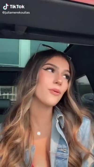 Julia merekoulias needs to get cummed on dm me😈😈😈