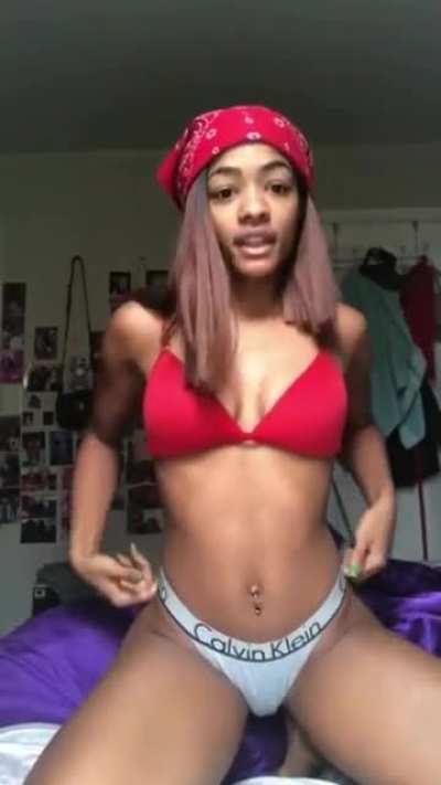 Hey daddy👅, Snap me @crys<wbr>talbr<wbr>ee220