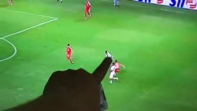 Atenção pra esse camarada camisa 7, marca! marca!
