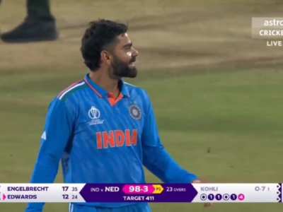 Virat Kohli asking Anushka to clap
