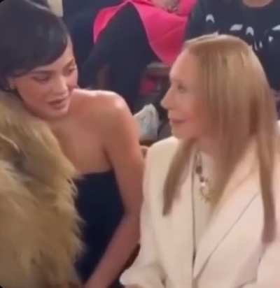 Kylie suffering with doja looks 🤣