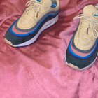 Hey all just giving you a 4K video of the AirMax 1/97 Sean Wotherspoon in hand from coco! This is the latest batch with swoosh height flaw. No oil applied whatsoever. Flash [ON] Also I’m not speaking in this video, solely a HQ video!