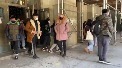Jillian Jorgensen on twitter: Hundreds of kids walked out of Brooklyn Tech today to protest the continuation of in person school during the Omicron wave and to call for a remote option