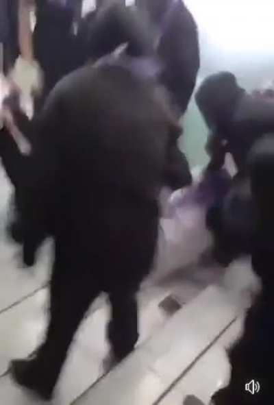 Alumnas feministas (entre 15 y 20) golpean a su profesor de la tercera edad señalado por acoso sexual en el IPN hasta mandarlo a urgencias esta mañana