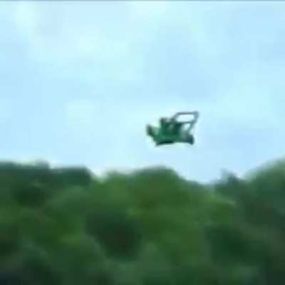 Imagens de um caça aboniginem escapando do karar