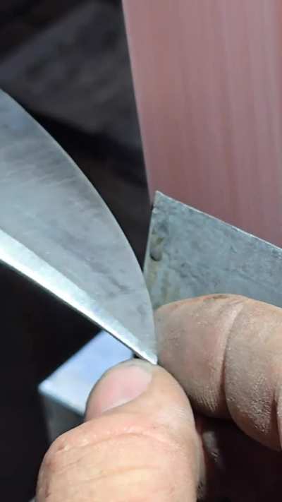 Using a custom angle table to machine a false edge. The angle isn’t fixed — it’s set by eye, depending on the blade’s design and thickness.