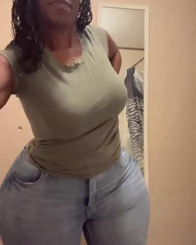 Curvy Aunty