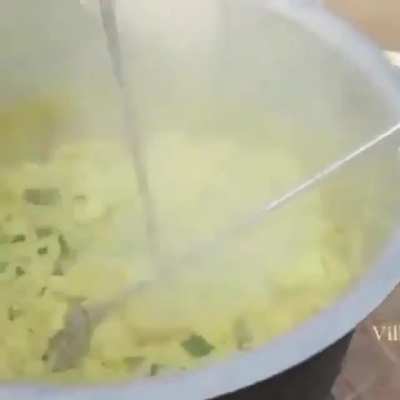 This man cooked with 1000 eggs then went out and distributed them to the less fortunate