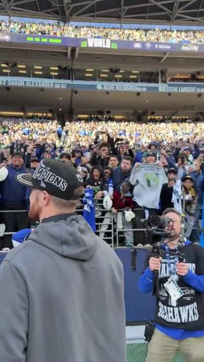 [Highlight] Seahawks fans erupt for Sam Darnold on parade day