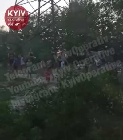 Киев. Цыгане бросили дерево на пути и забра<wbr>сываю<wbr>т поезд камнями