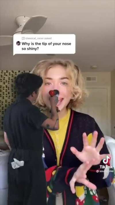 Girl is cringe not the guy shining her nose