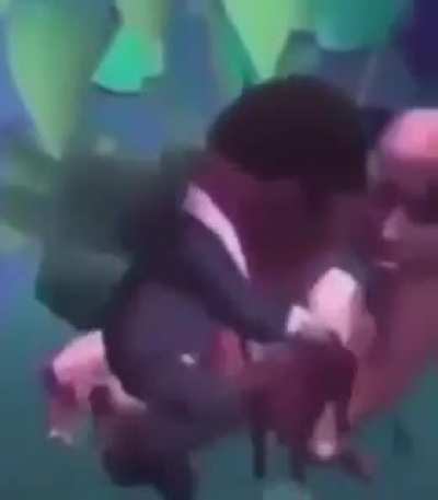 Curseado de un grupo gringo pero que esta en español